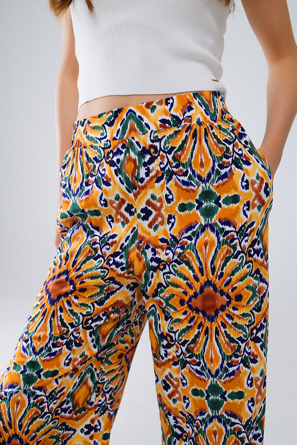 Pantalón Multicolor Con Estampado De Flores En Naranja Y Azul