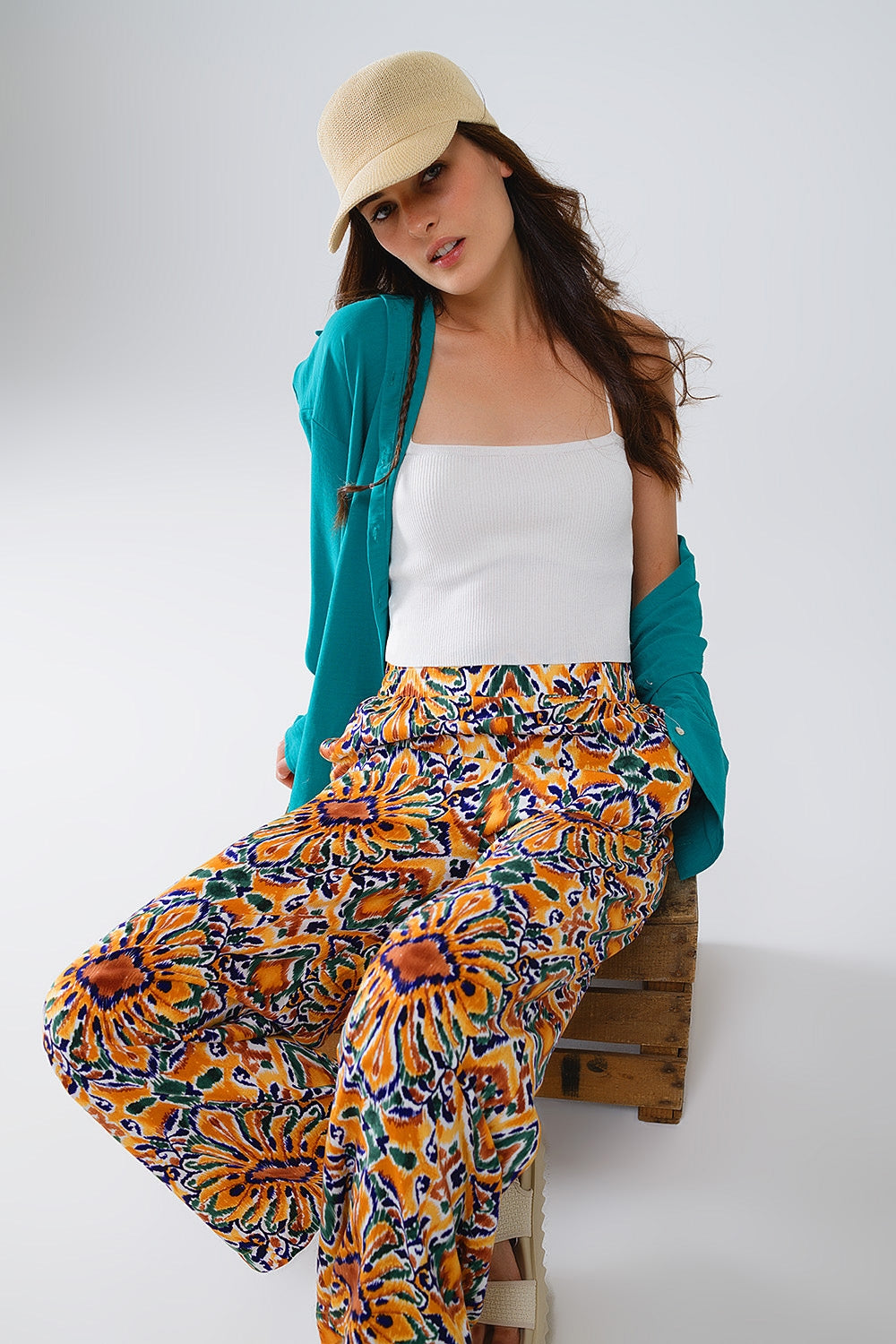 Pantalón Multicolor Con Estampado De Flores En Naranja Y Azul