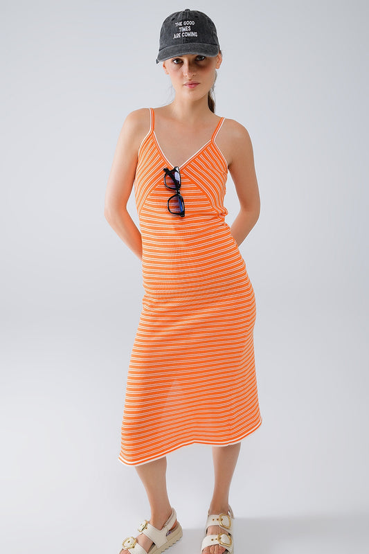 Vestido midi naranja con rayas y tirantes finos