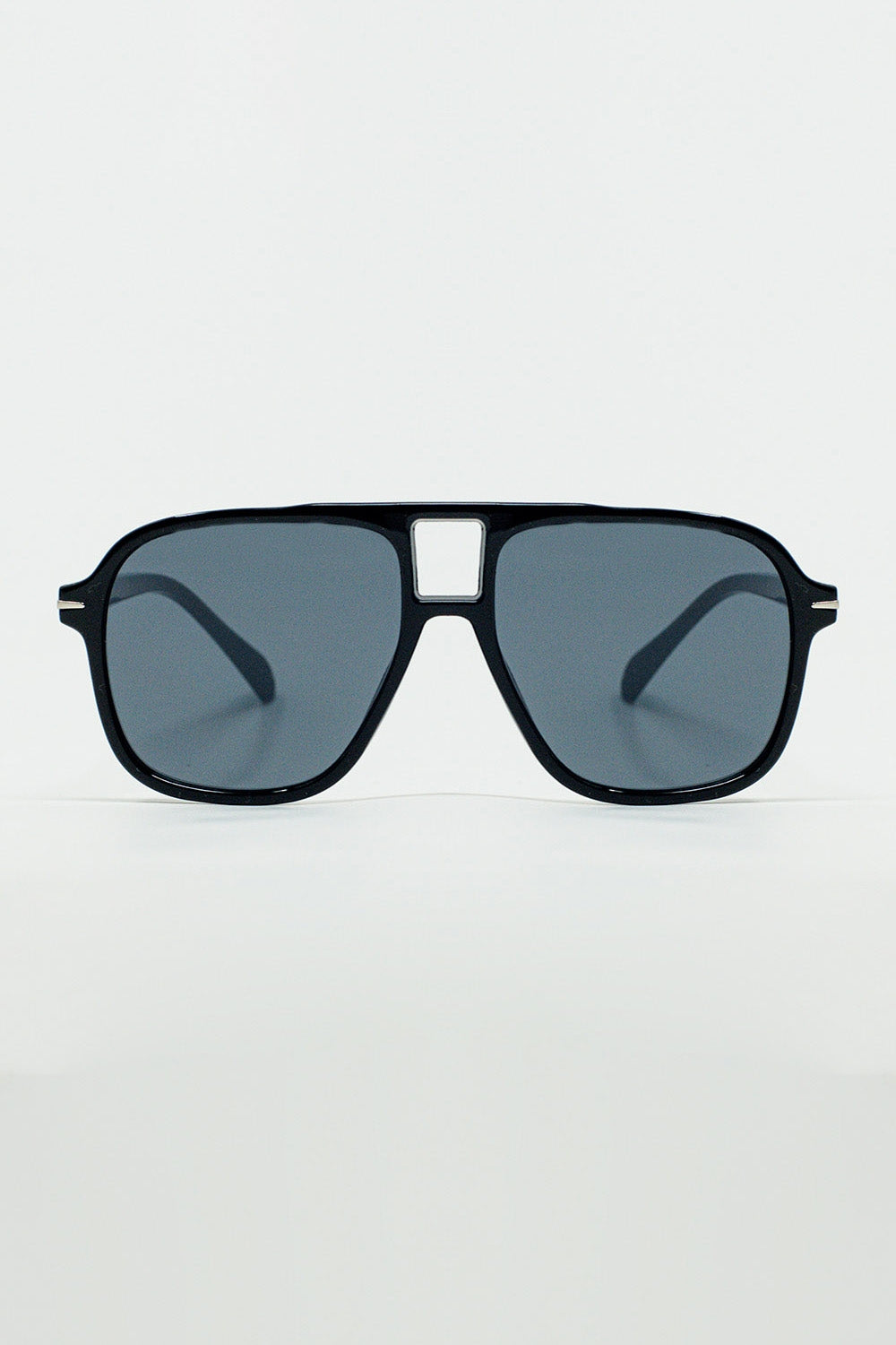 Q2 Oval Aviator Suglasses With Smoke Black Lens in Black