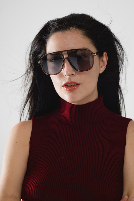 Gafas de aviador ovaladas con lentes gris ahumado