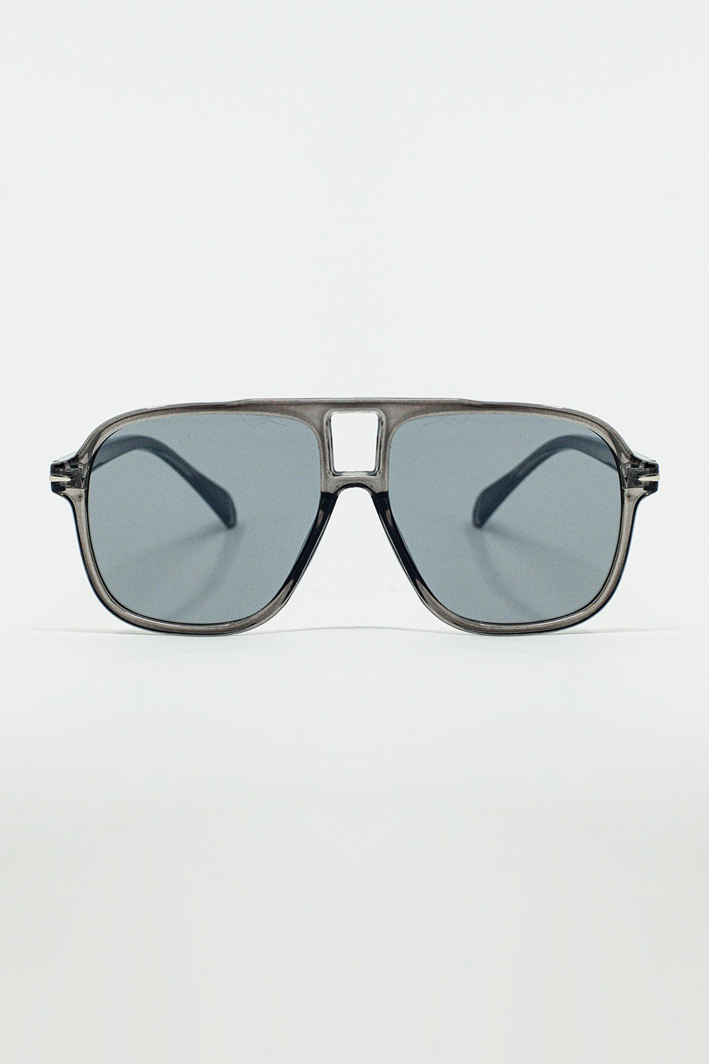 Q2 Oval Aviator Suglasses With Smoke Gray Lens in Gray