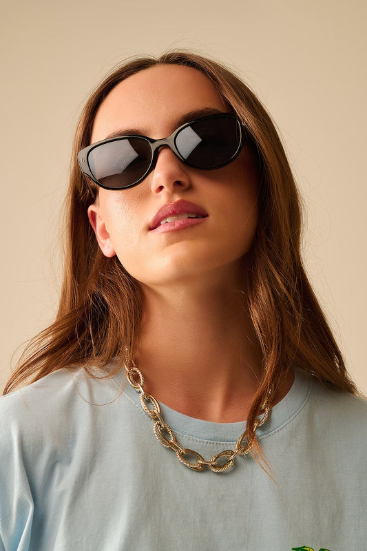 Oval Sunglasses In black frame