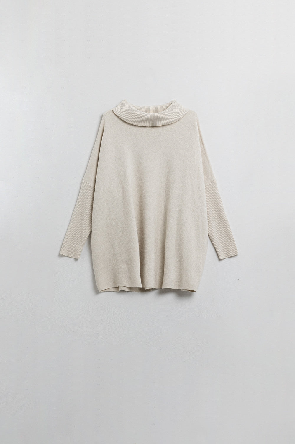 Q2 oversized beige sweater with fitted ribbed sleeves