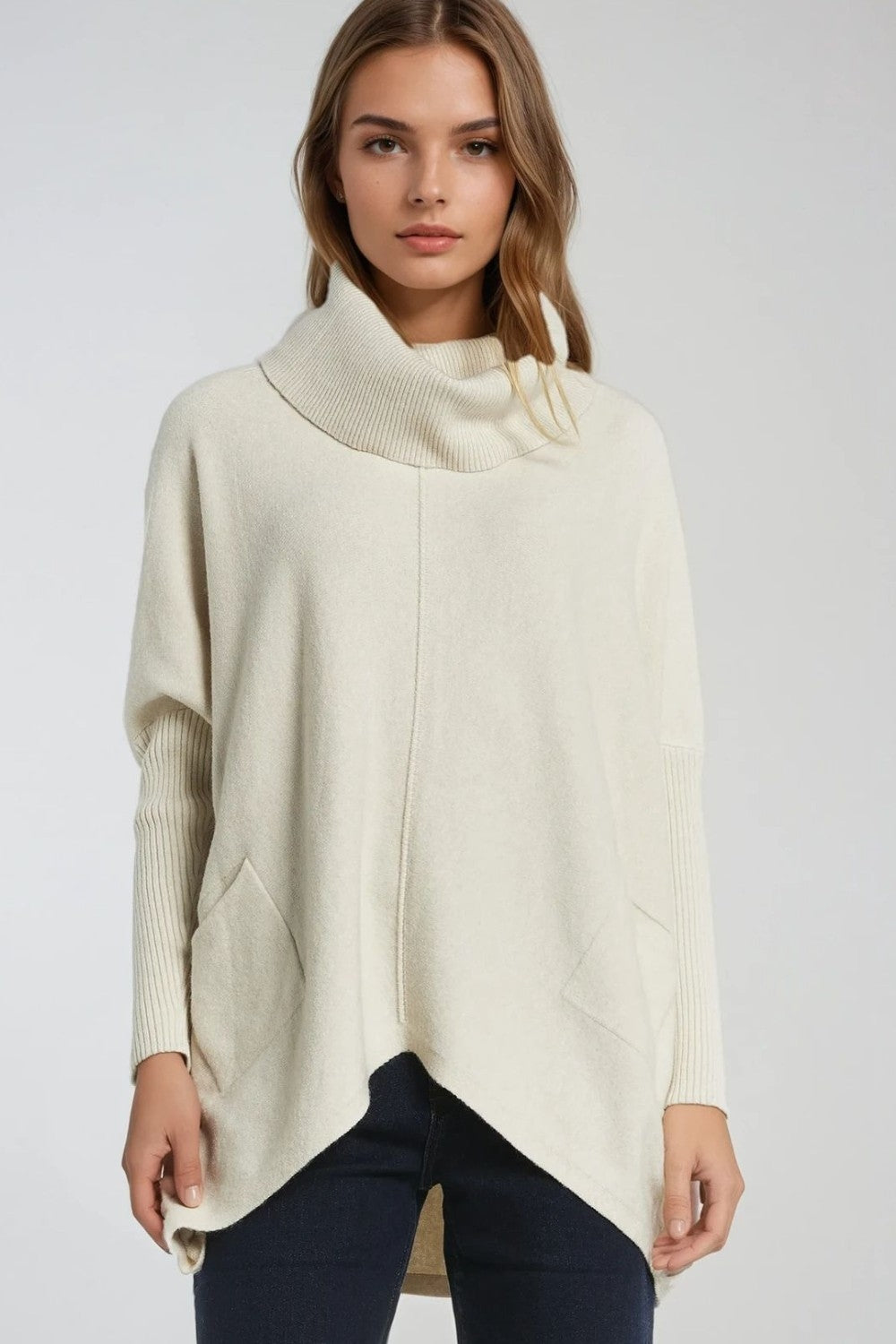 Q2 Oversized beige sweater with front pockets