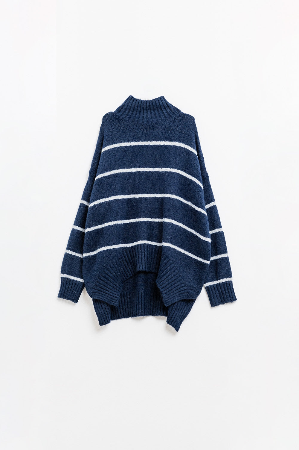 Q2 Oversized navy sweater with white stripes