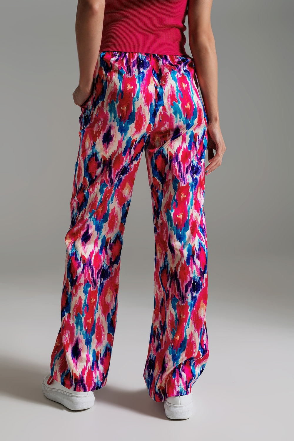 Pantalones estilo palazzo con estampado abstracto rosa y azul