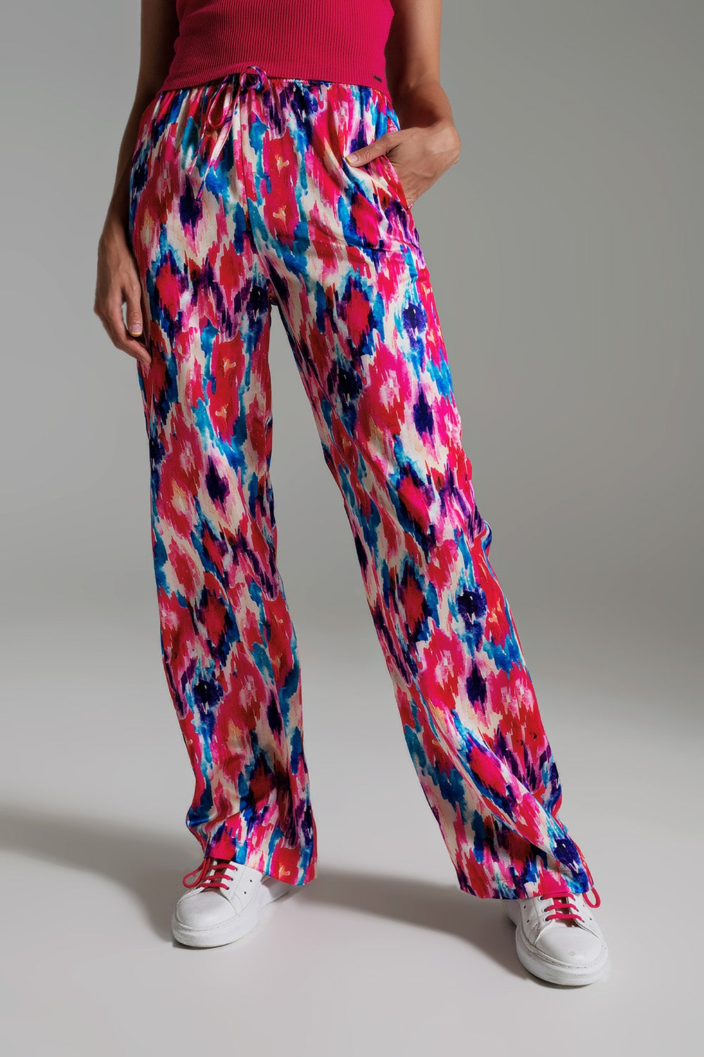 Pantalones estilo palazzo con estampado abstracto rosa y azul