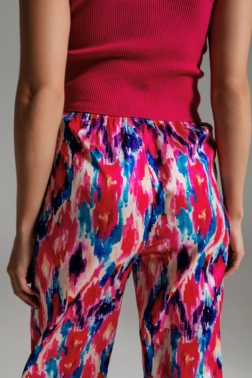 Pantalones estilo palazzo con estampado abstracto rosa y azul