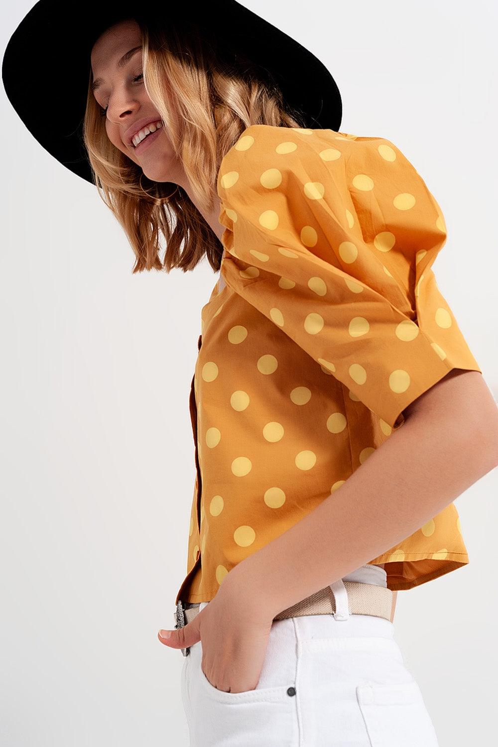 Polka dot top with puffed sleeves and square neckline in yellow