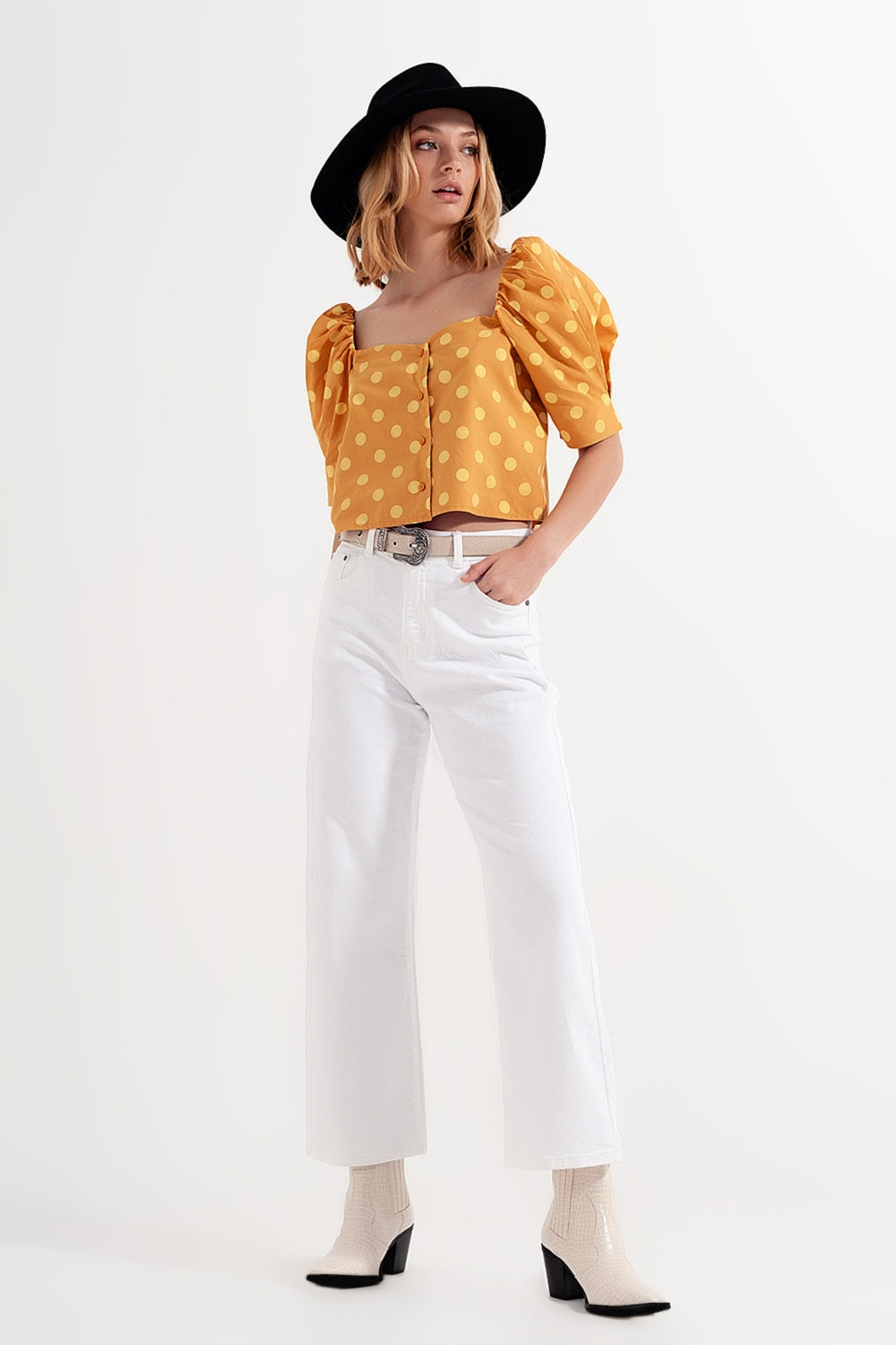 Polka dot top with puffed sleeves and square neckline in yellow