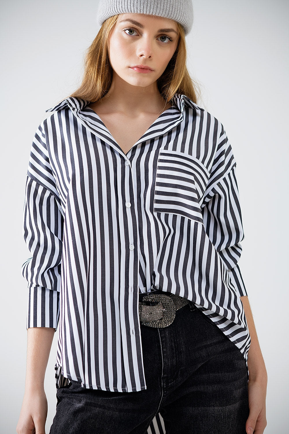 Q2 Poplin shirt with vertical stripes in black and chest pocket