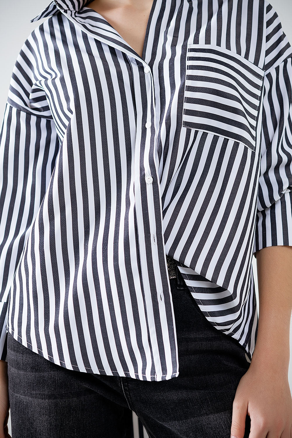 Poplin shirt with vertical stripes in black and chest pocket