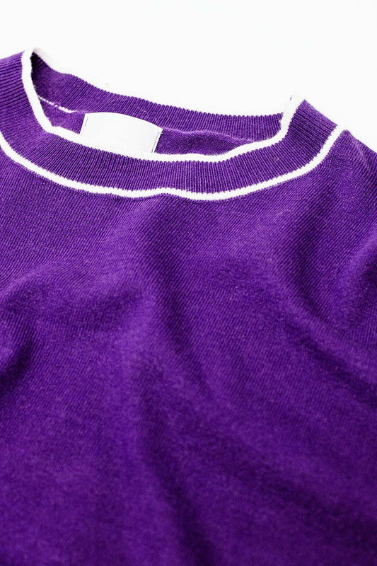 Suéter morado de manga corta con detalle de línea blanca