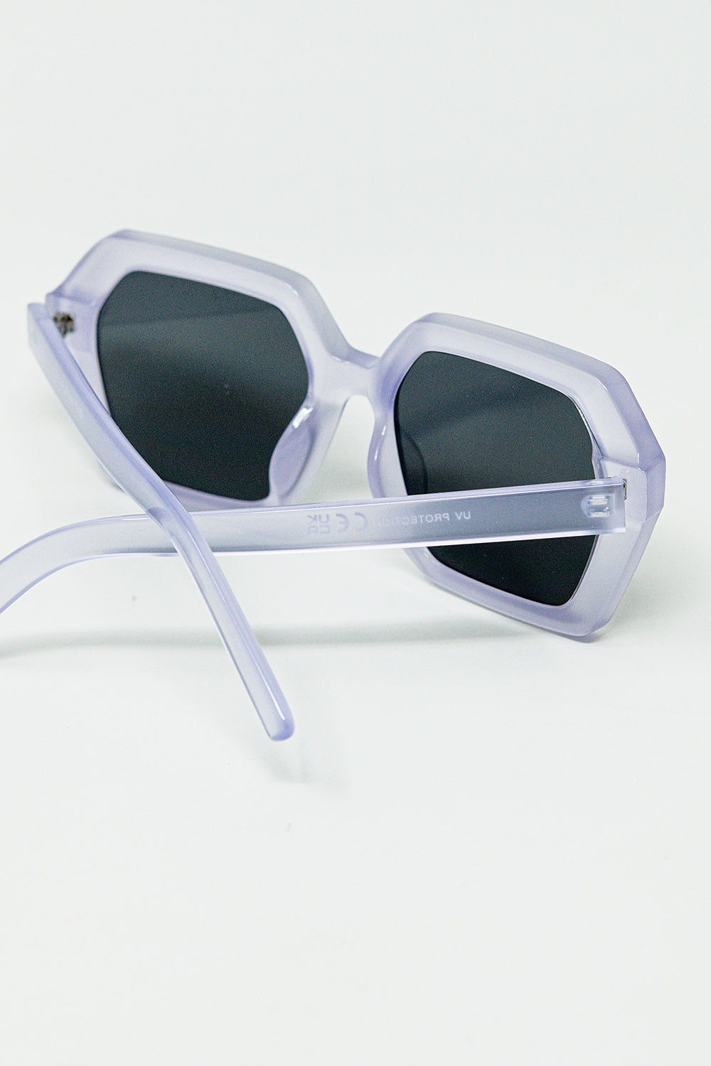 Rectangular sunglasses in purple translucent color