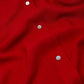 Blusa roja con botones y cuello tipo polo