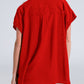 Blusa roja con botones y cuello tipo polo