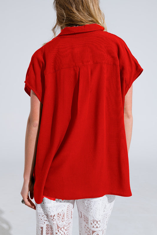 Blusa roja con botones y cuello tipo polo