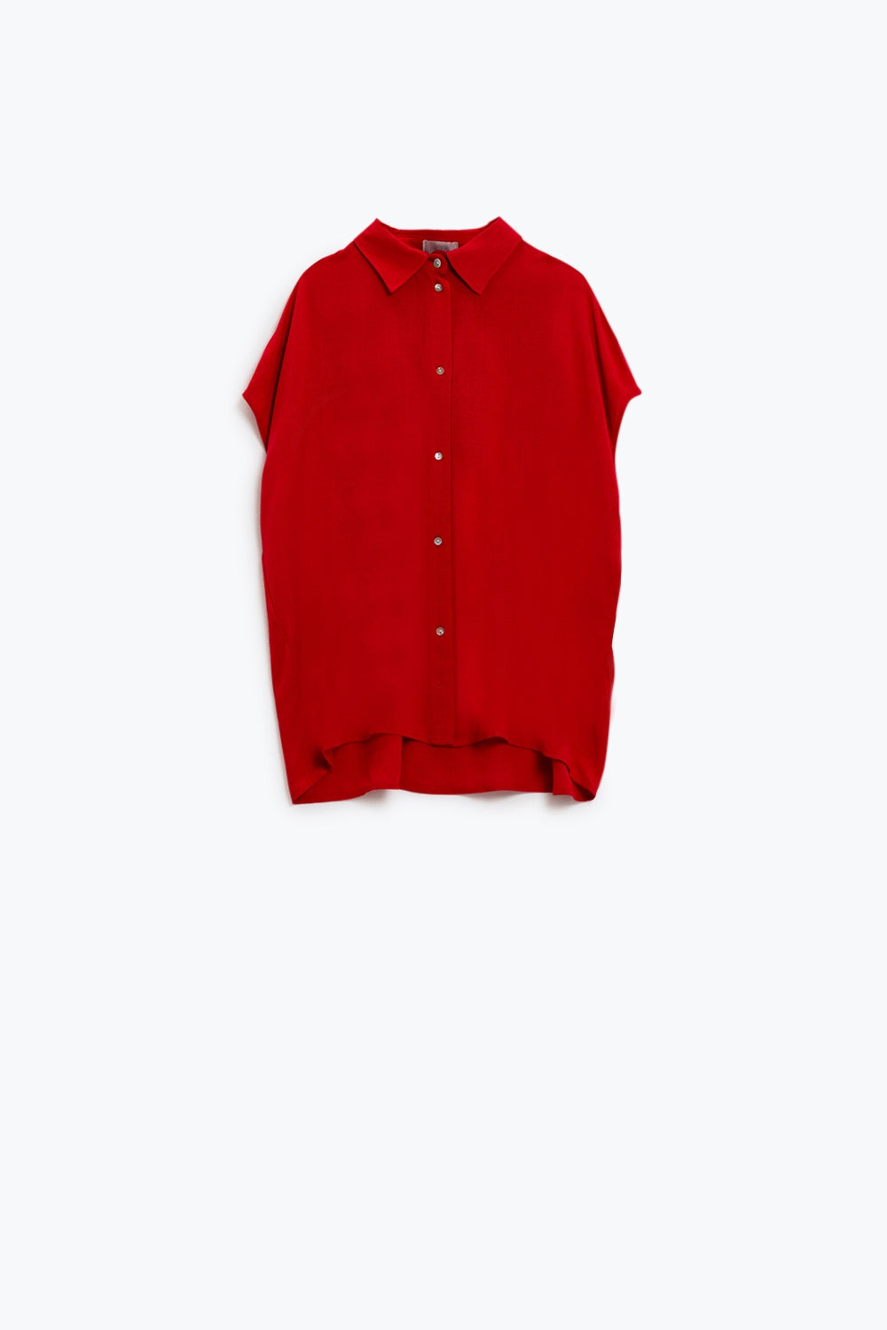 Blusa roja con botones y cuello tipo polo