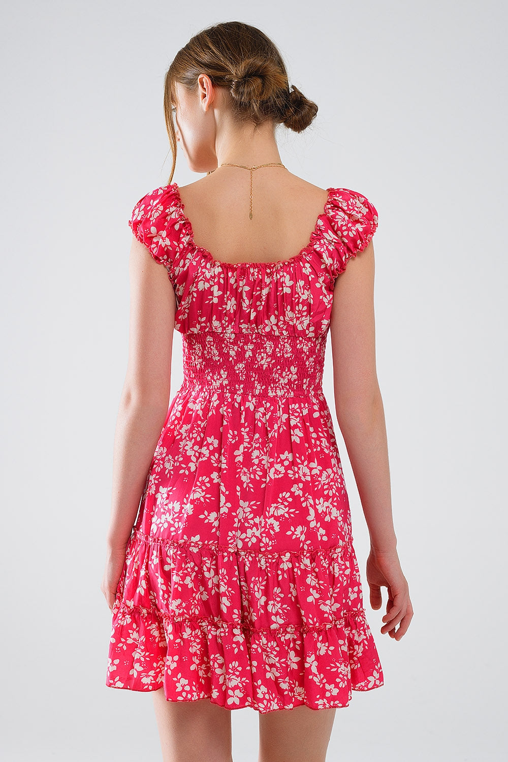 Vestido corto rojo con estampado floral blanco y cintura elástica