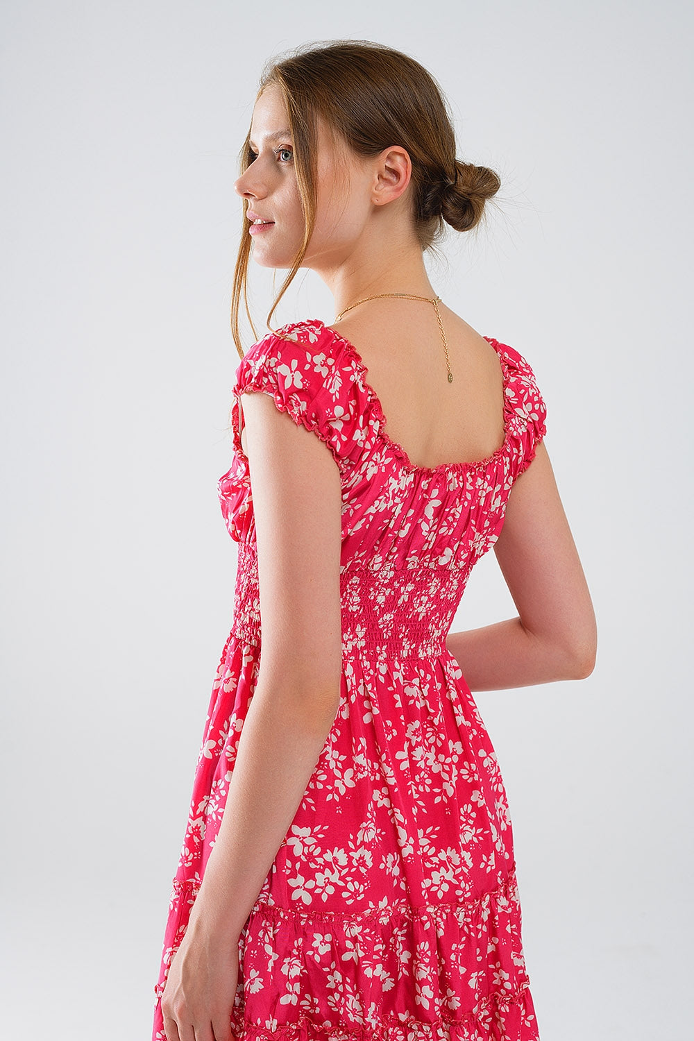 Vestido corto rojo con estampado floral blanco y cintura elástica