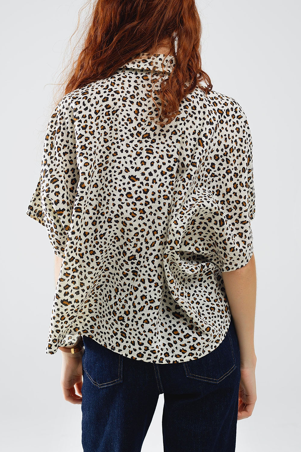 Camisa holgada de manga corta con estampado de leopardo