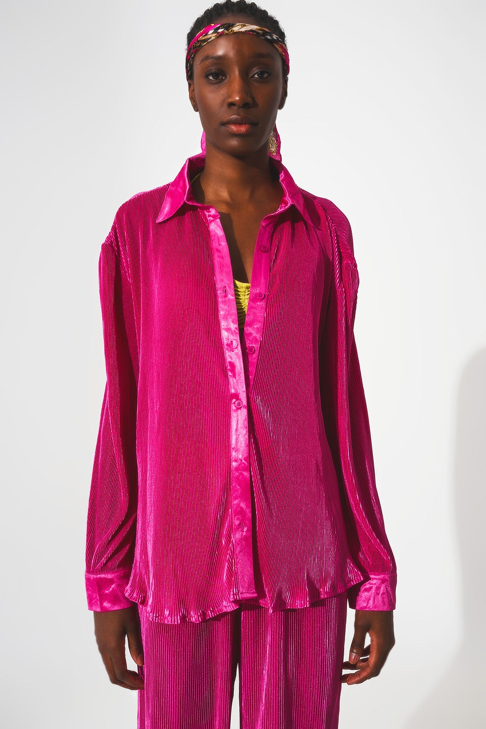 Relaxed pleated satin shirt in fuchsia