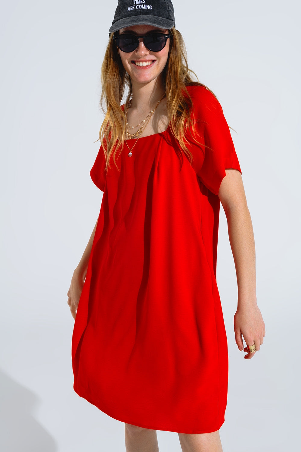 Relaxed Short Dress with Square Neckline and Short Sleeves in Red