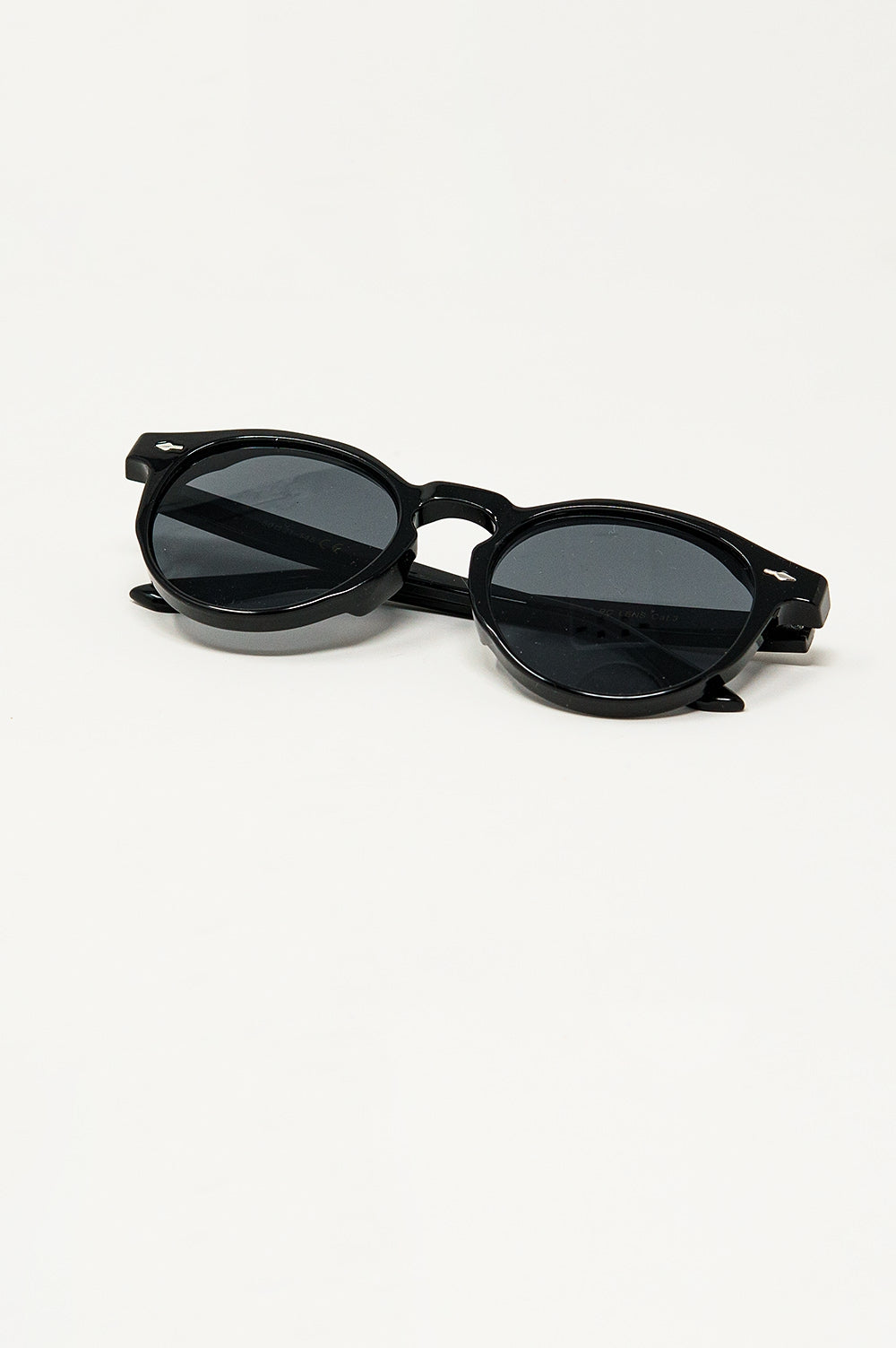 Retro Round Sunglasses With Smoke Black Lens in Black