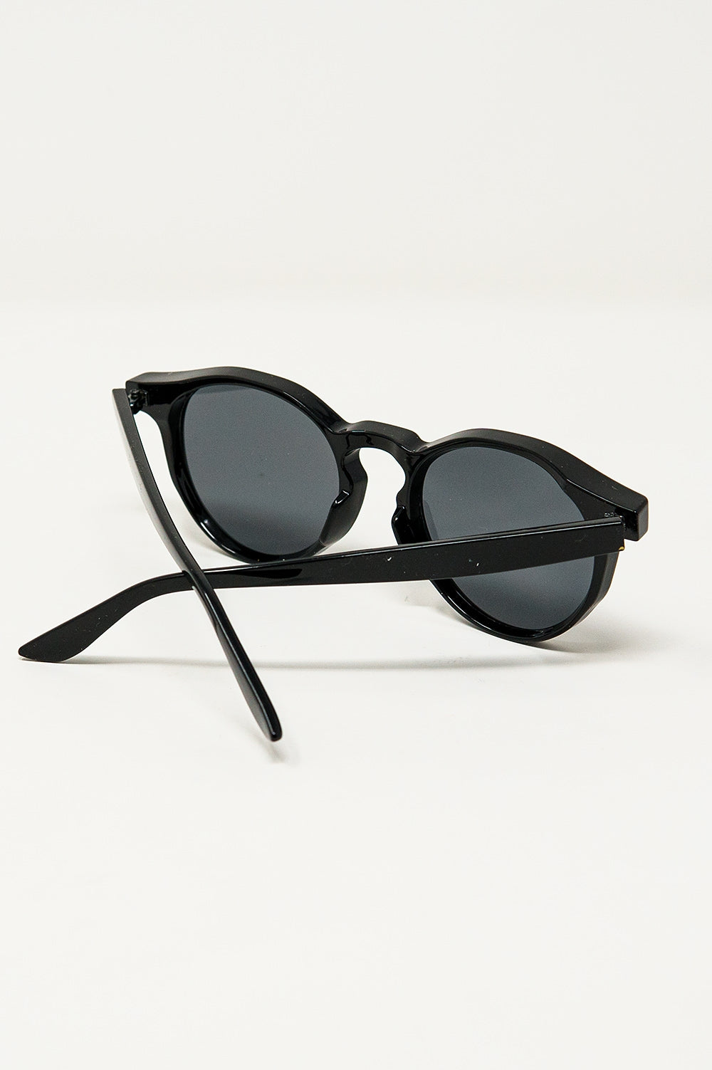 Retro Round Sunglasses With Smoke Black Lens in Black