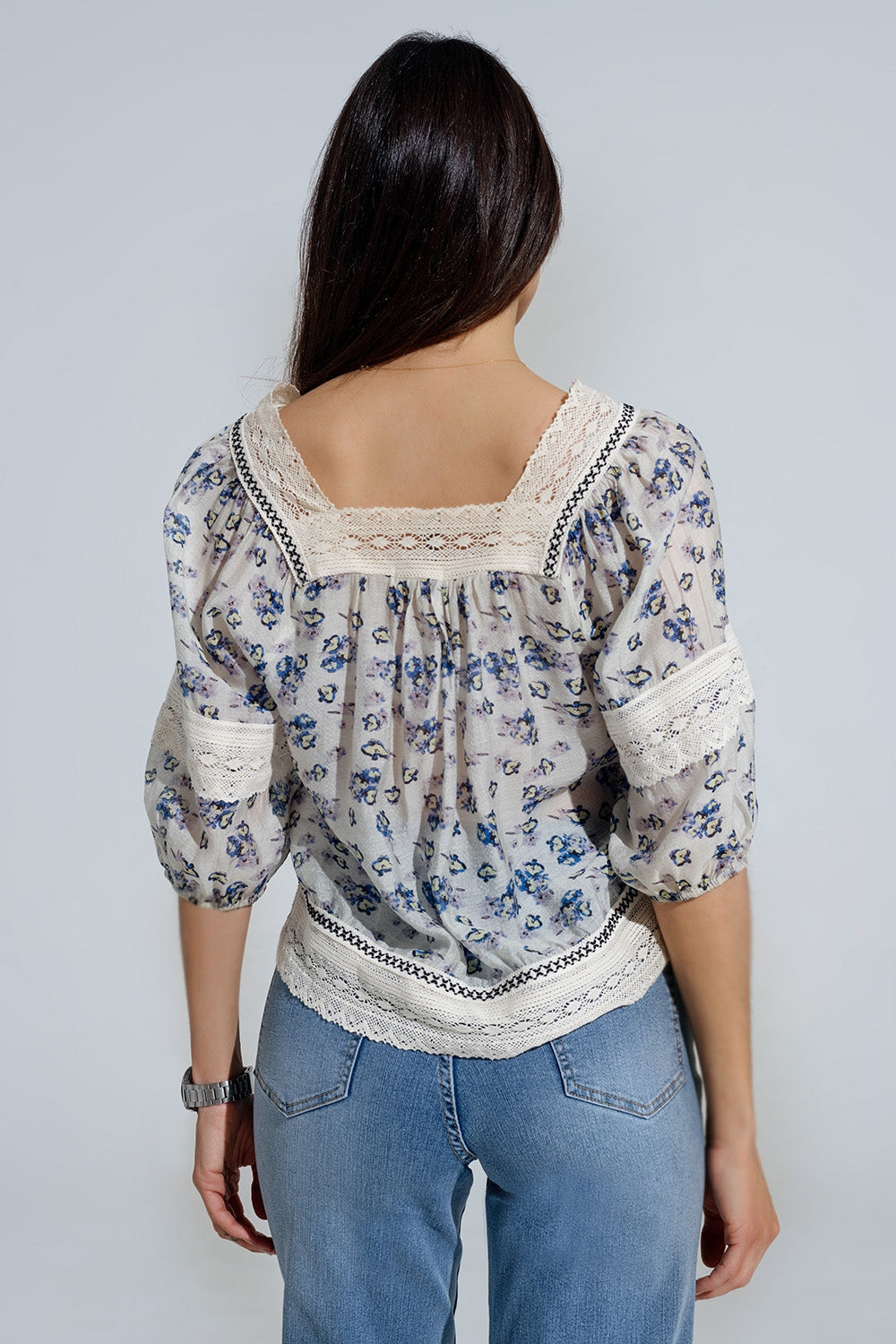 Blusa romántica con flores y detalle de encaje.