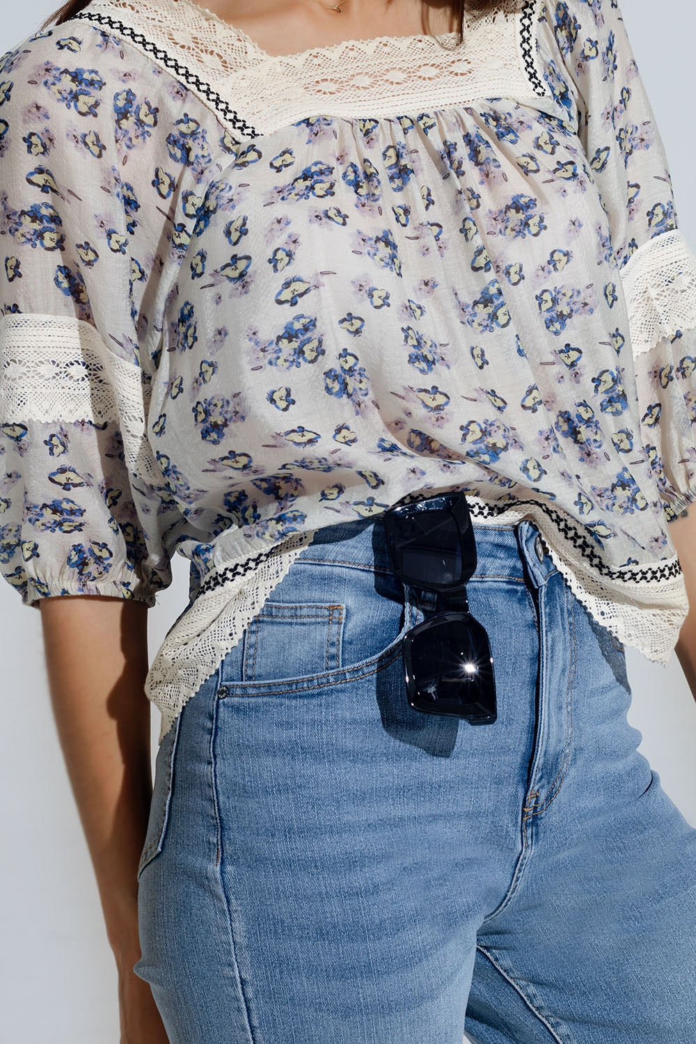 Blusa romántica con flores y detalle de encaje.