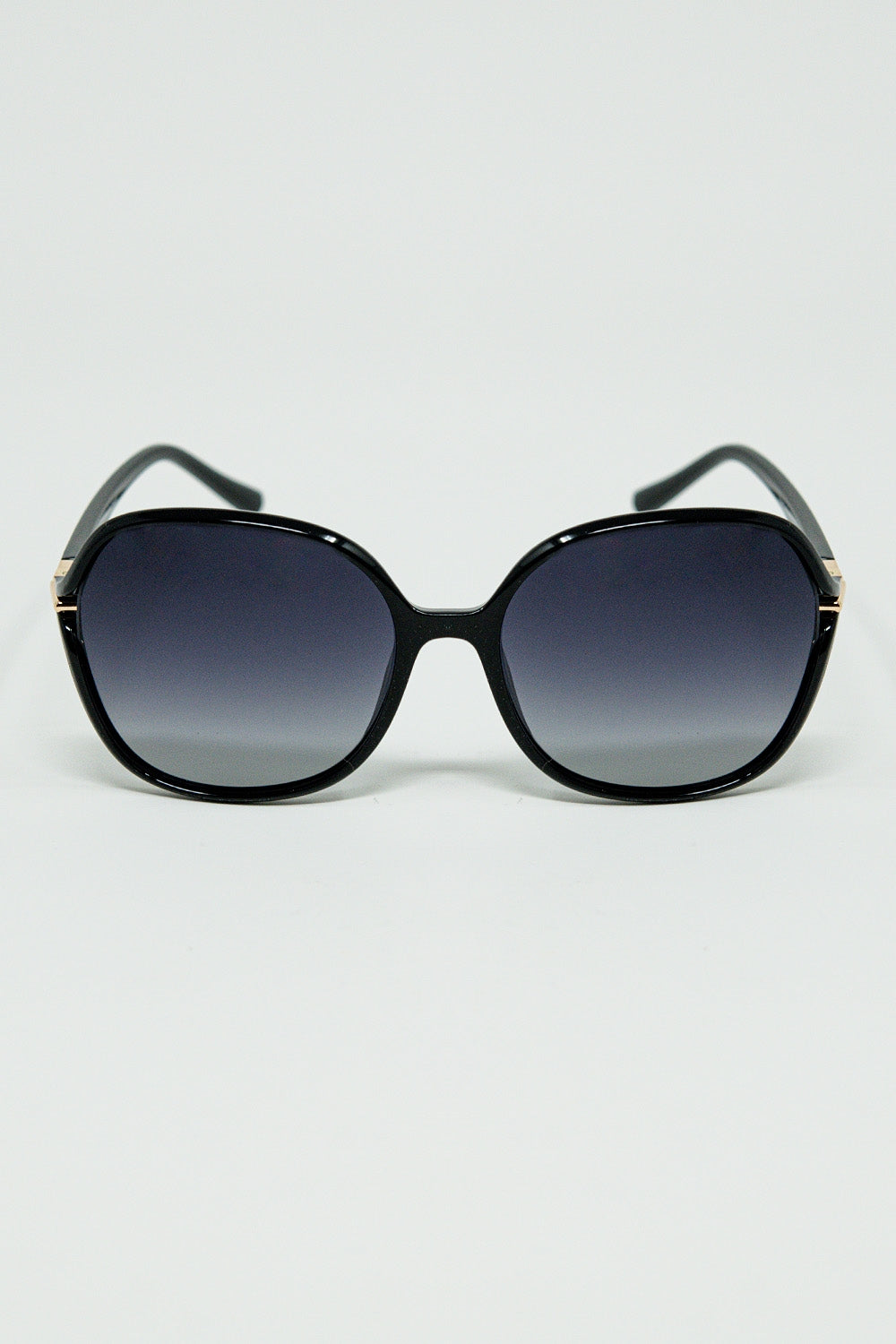 Q2 Round sunglasses in black with gold metal detail