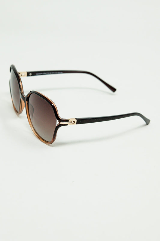 Round sunglasses in caramel color with gold metal detail