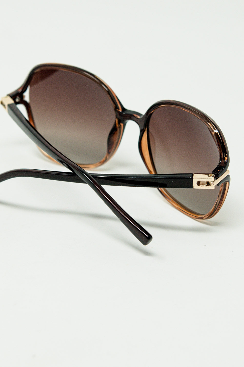 Round sunglasses in caramel color with gold metal detail