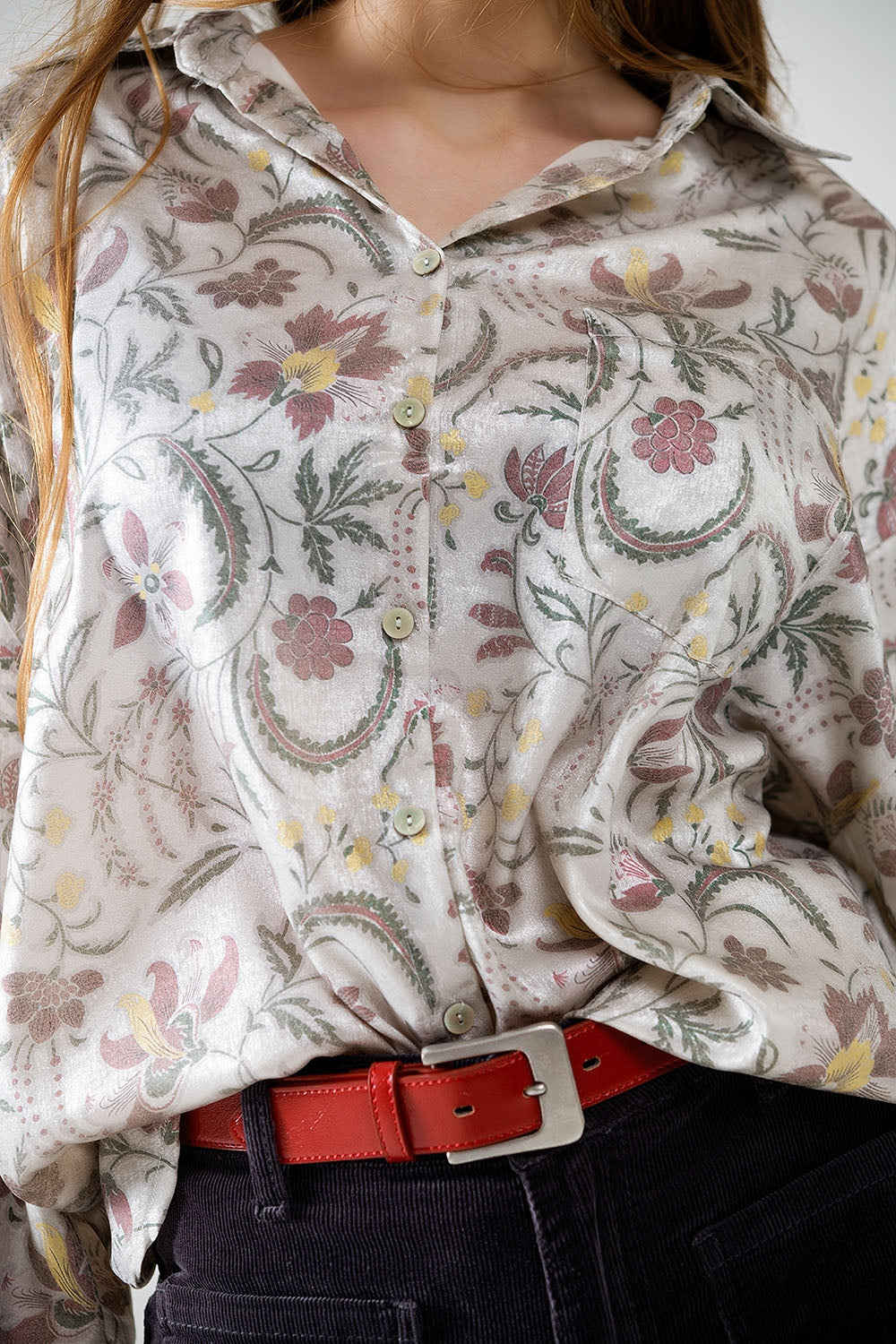 Satin blouse with flower print in grey