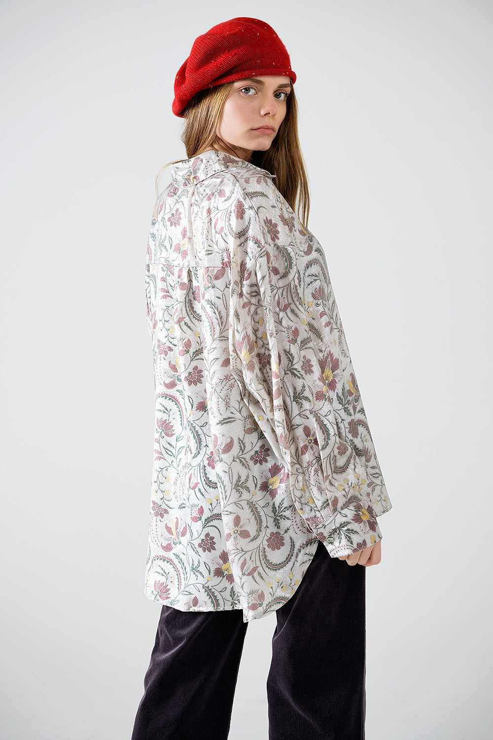 Satin blouse with flower print in grey