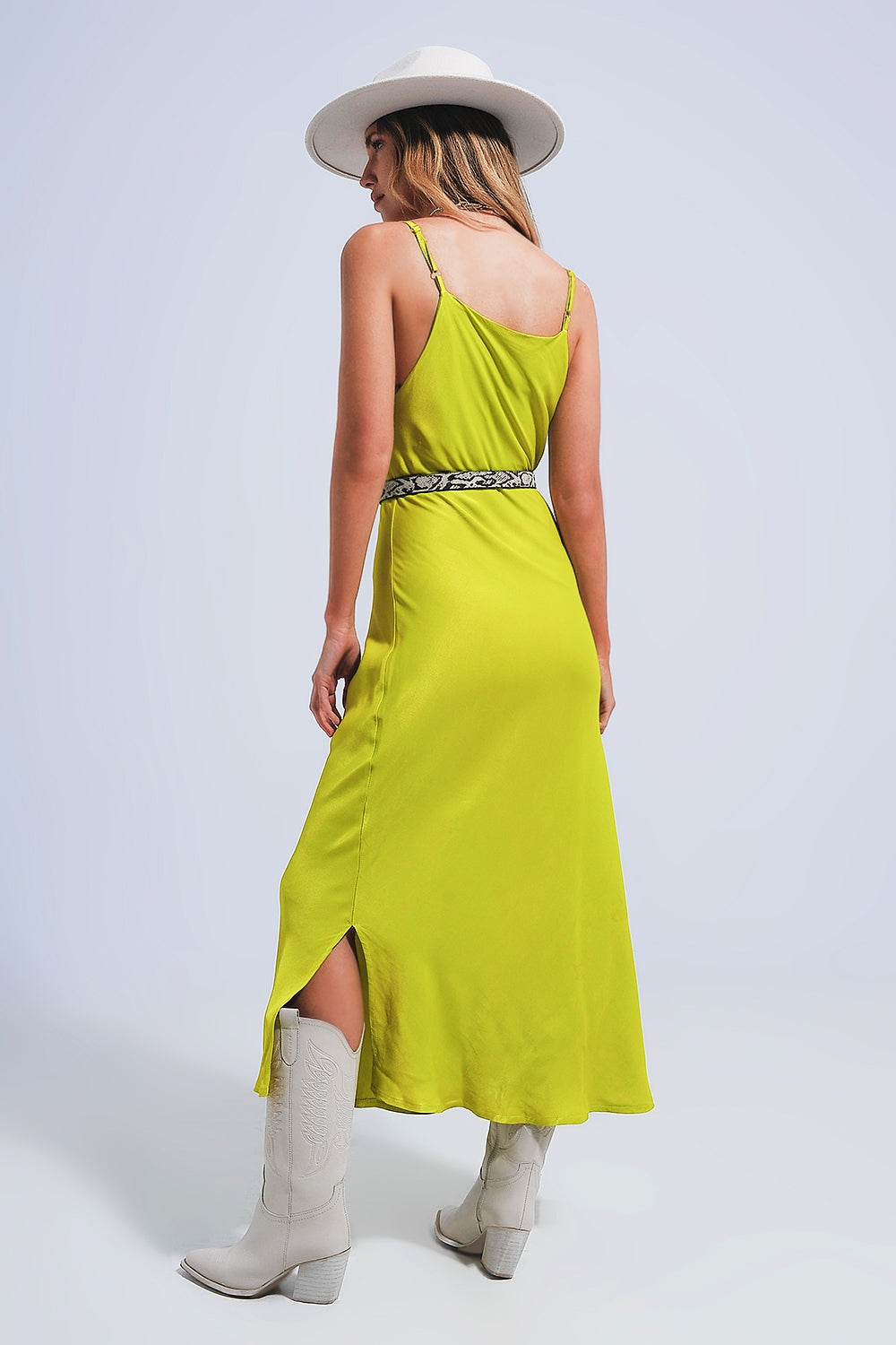 Vestido midi camisola de satén con tirantes en verde de