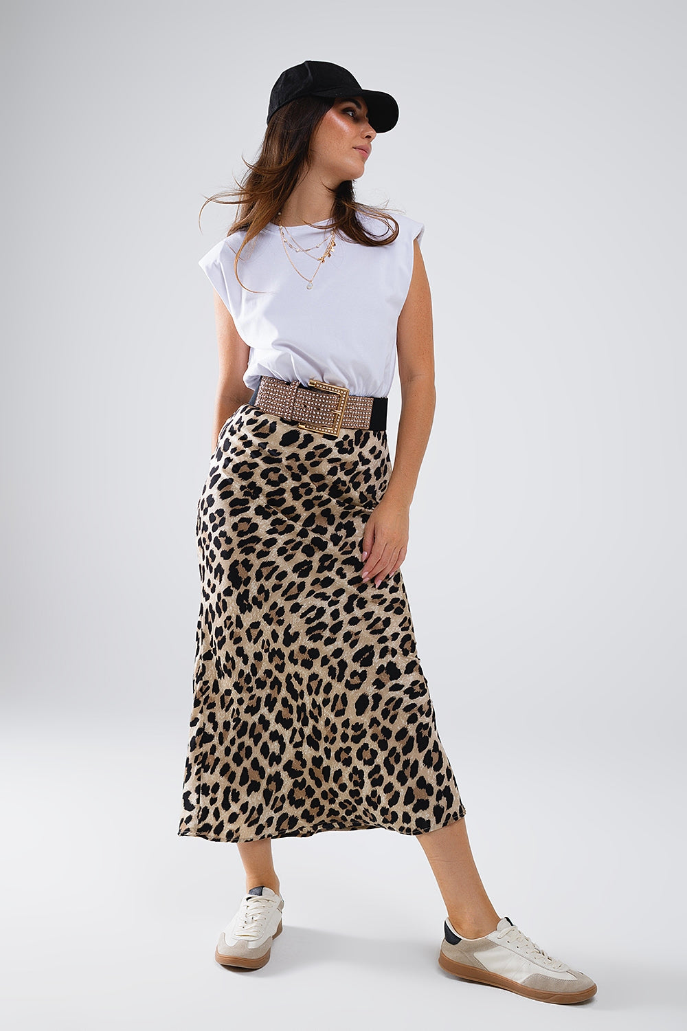 Vestido midi en contraste con acabado satinado y estampado de leopardo