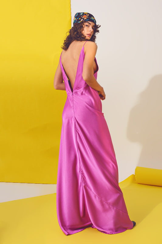 Vestido largo de satén con tirantes finos en fucsia