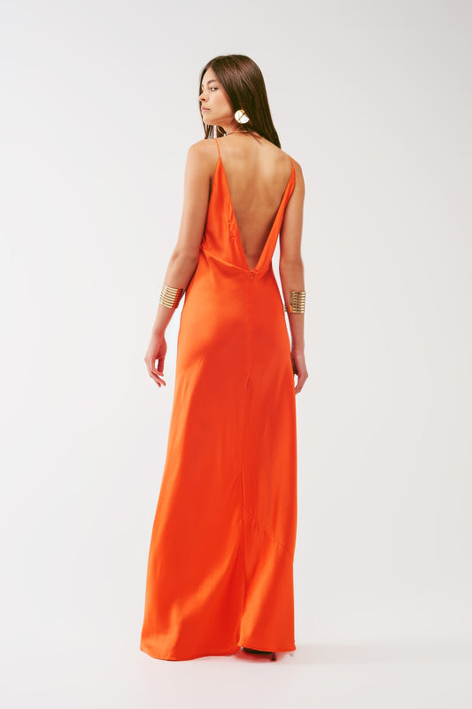 Vestido largo de satén con tirantes finos en naranja