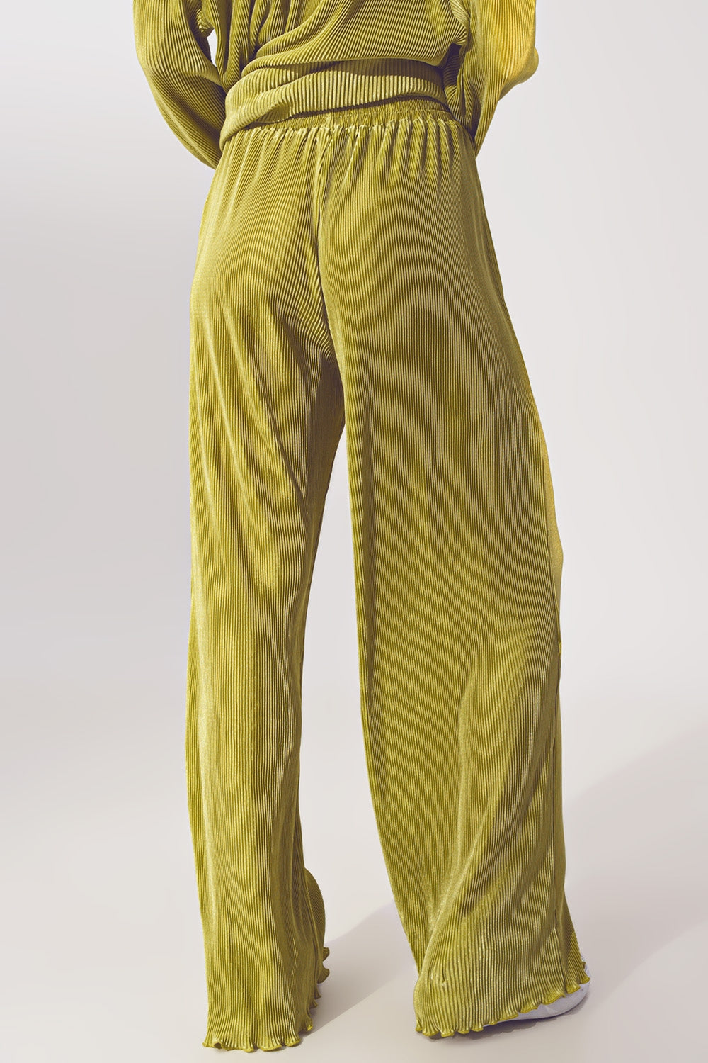 Pantalones anchos de raso con pliegues en verde