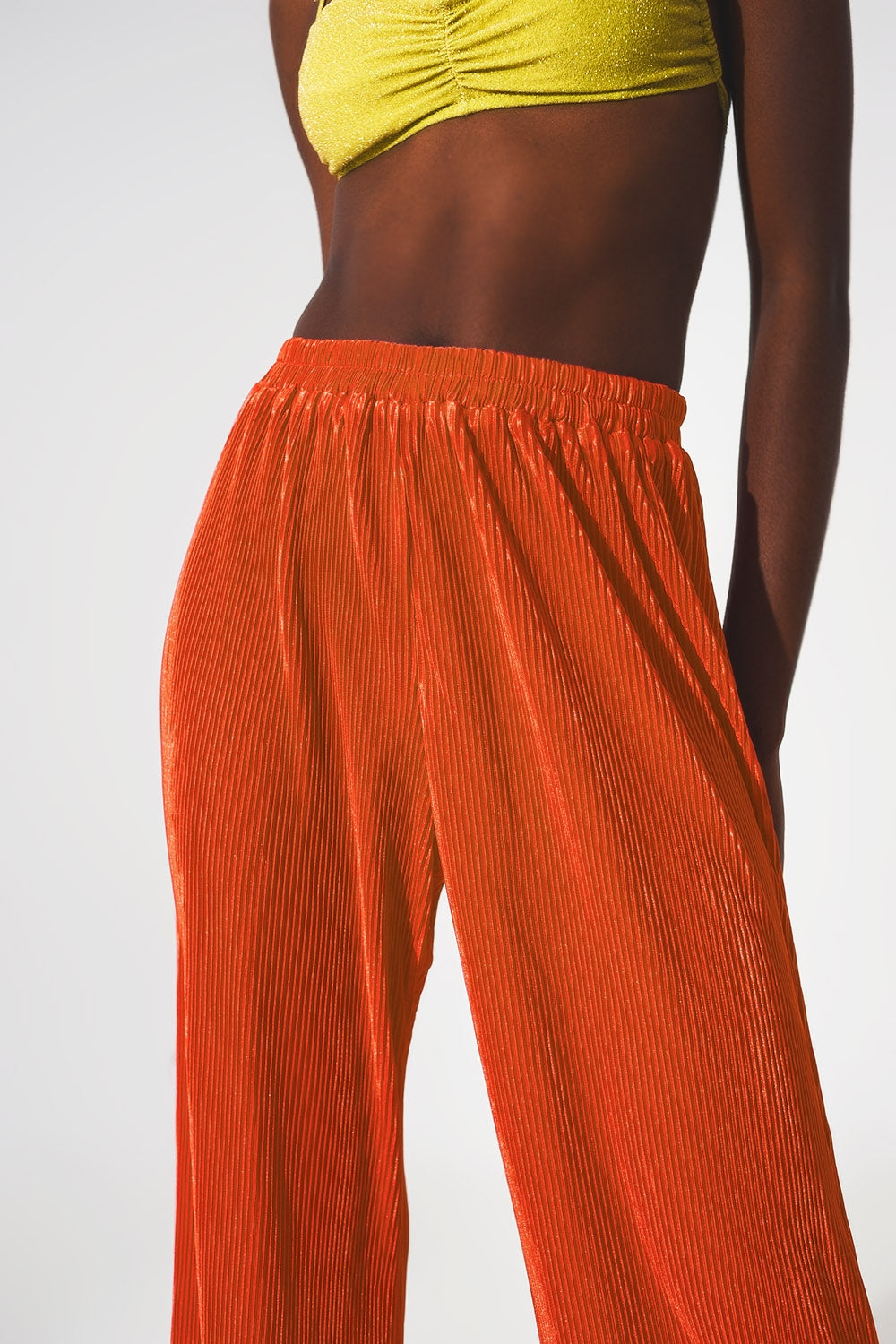 Pantalones naranjas de pernera ancha con pliegues de raso