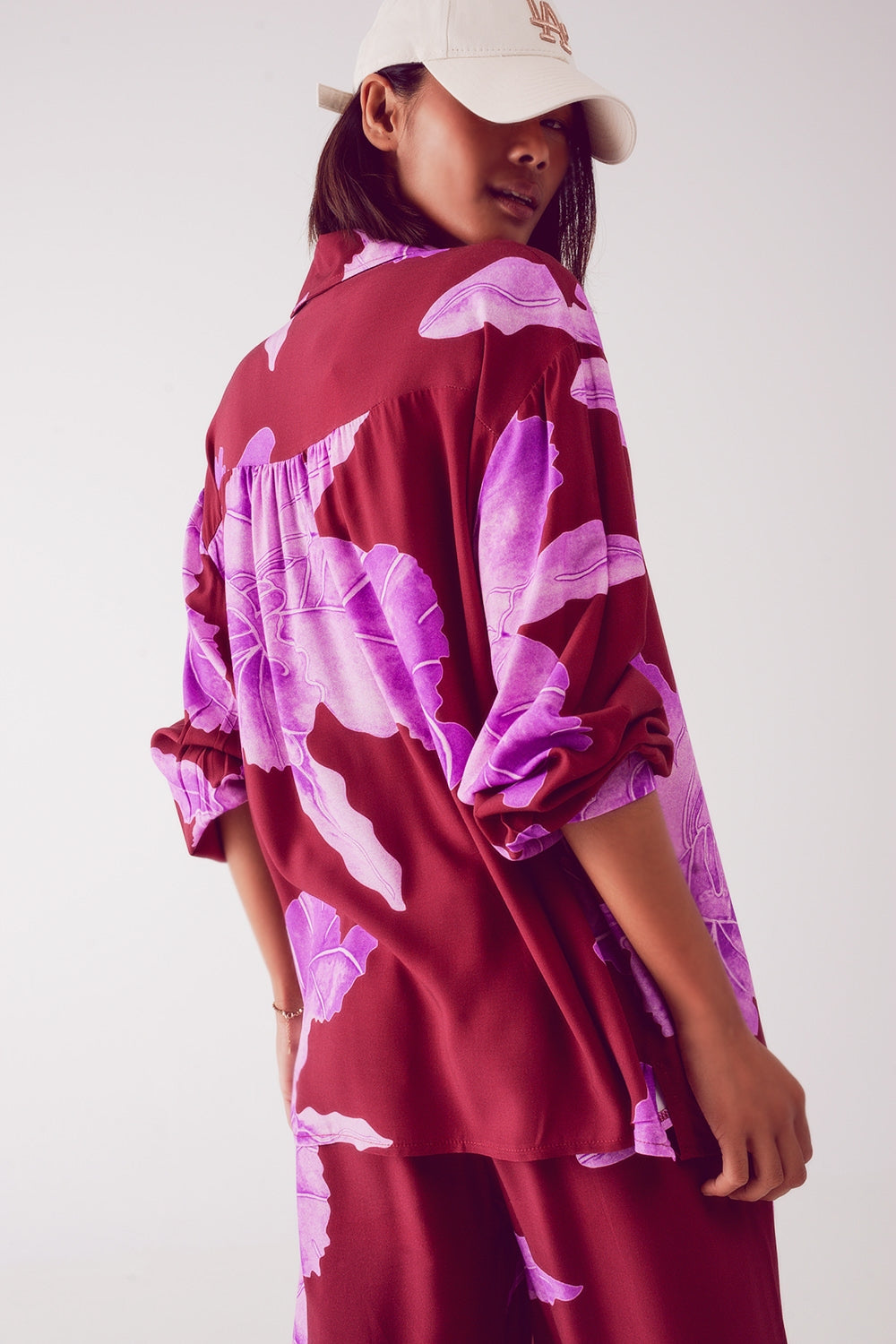 Camisa de raso fucsia con gran estampado floral