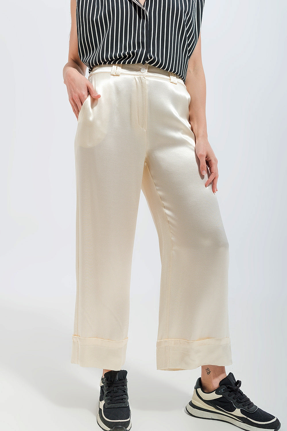 Pantalón de traje pernera ancha de raso en color crema