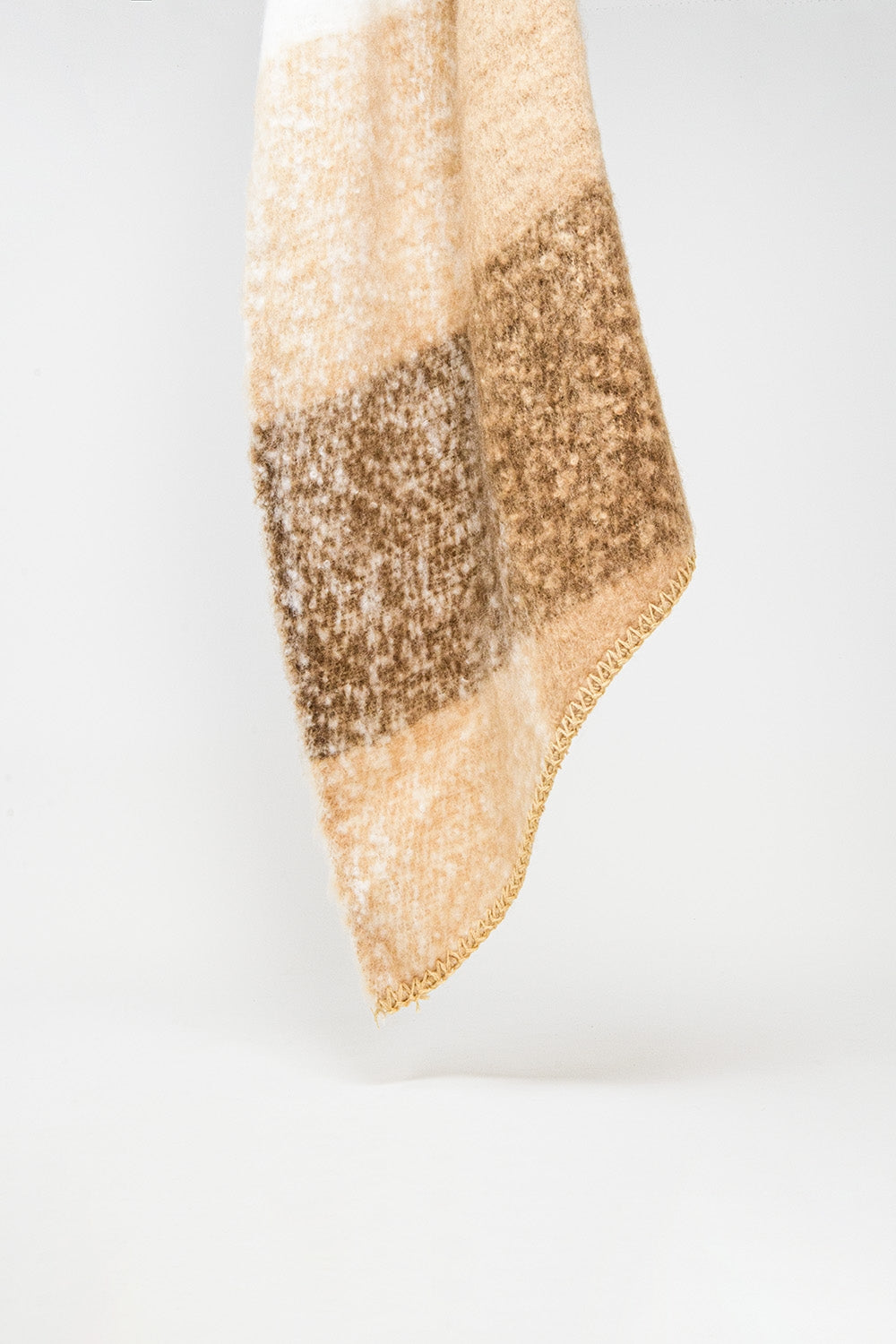 Q2 Scarf in beige and brown