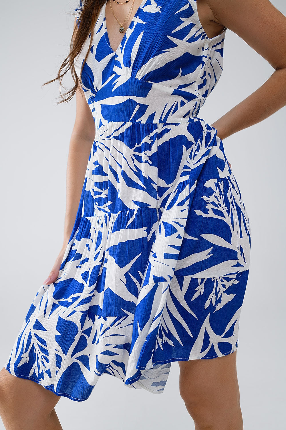 Vestido corto azul con estampado de palmeras tropicales