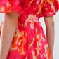 Vestido Corto Escote en V con Estampado Abstracto en Rosa y Blanco