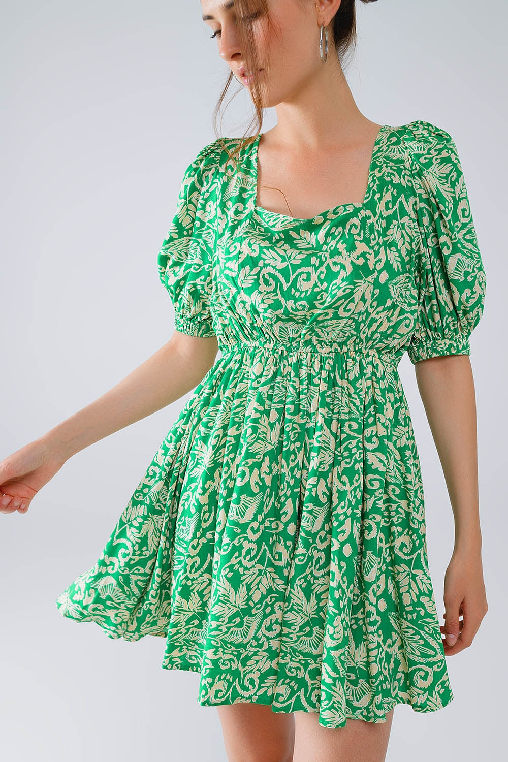 Vestido corto con estampado floral y espalda fruncida en verde