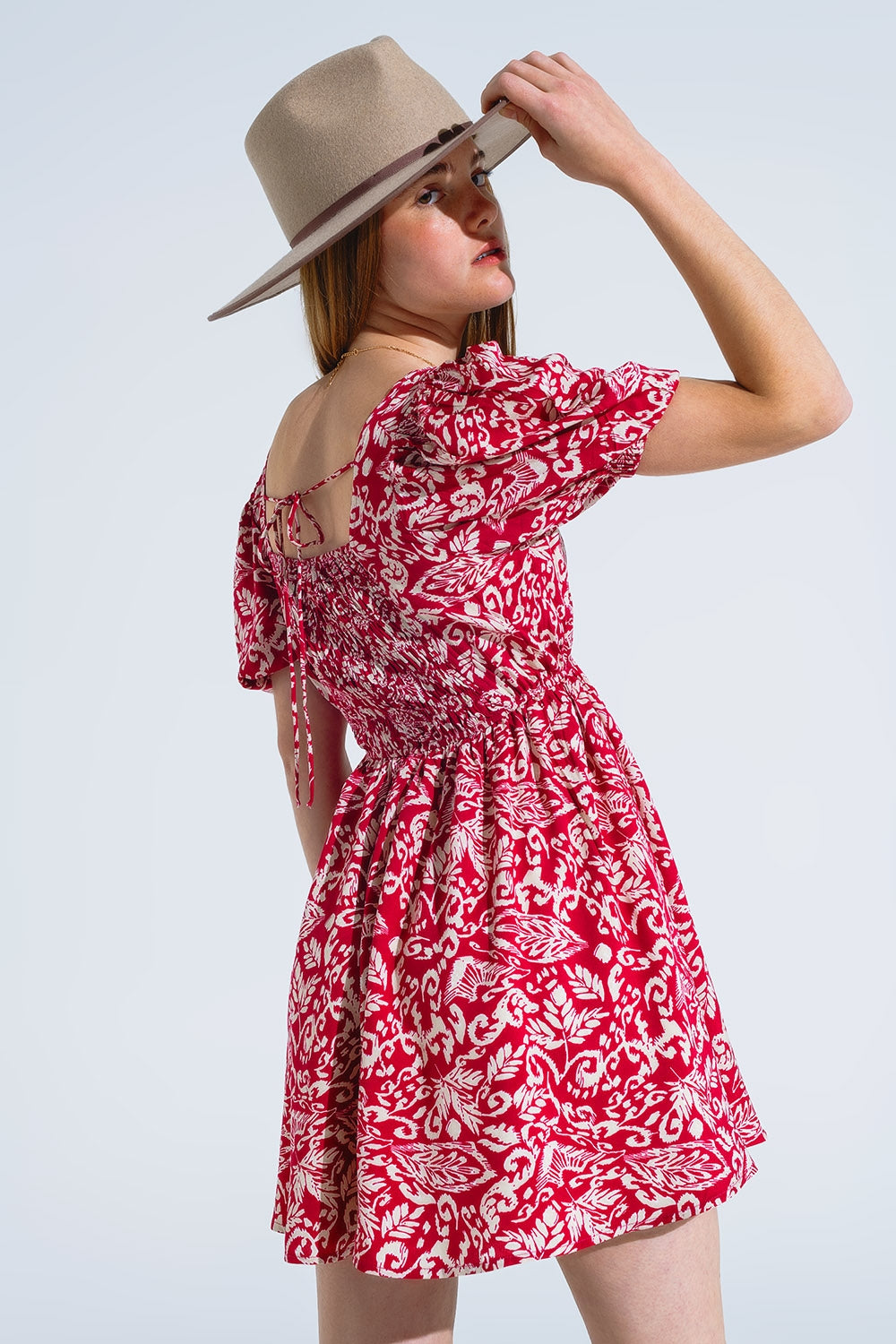 vestido corto con estampado floral y espalda fruncida